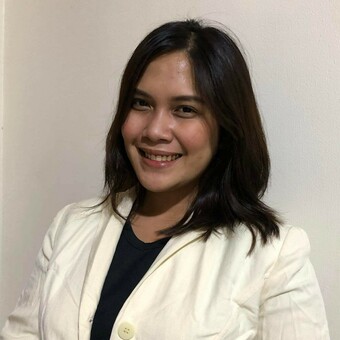 Claire Baloloy Headshot